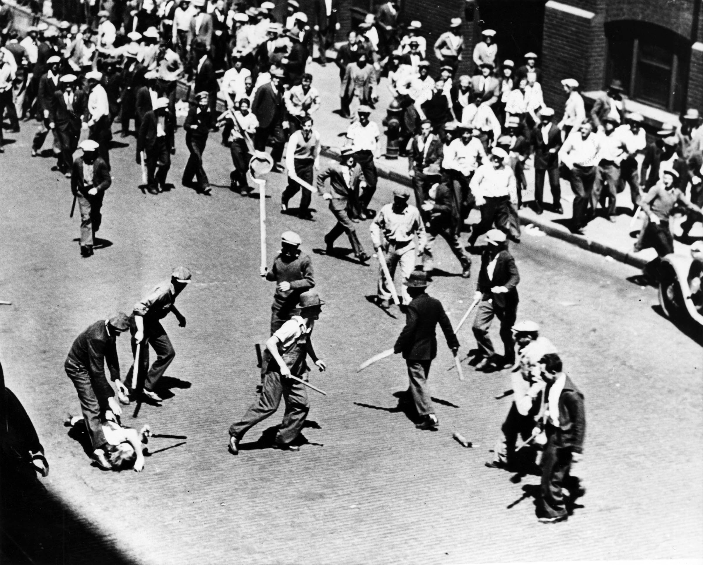 A Minneapolis truckers’ strike turned violent in May 1934 when an alliance of businessmen, backed by the police and city officials, sought to break union picket lines and run scab trucks. But led by a militant, democratically elected set of officers, the Minneapolis Teamsters local sparked a general strike and organized hundreds of workers into paramilitary groups that fought police. By the end of the 1930s, the Teamsters were one of the fastest-growing unions in the United States.