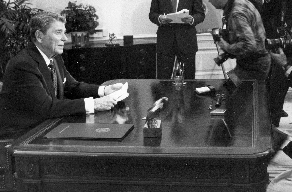 Press photographers are shown here taking pictures of Ronald Reagan during a “photo opportunity.” Formal photography sessions, scheduled by the White House staff, dated back to the 1930s, when FDR’s press secretary instructed photographers to avoid showing the polio-afflicted President in a wheelchair. During the Reagan administration, however, photographic access to the president was controlled and orchestrated to virtually guarantee that no unflattering or negative picture would be recorded. Believing that the look was more important than the meaning of an event, White House staff dictated the time, the place, and even the angle of vision of “photo ops.” The resulting pictures helped to shape a positive, upbeat image of Reagan for the public.