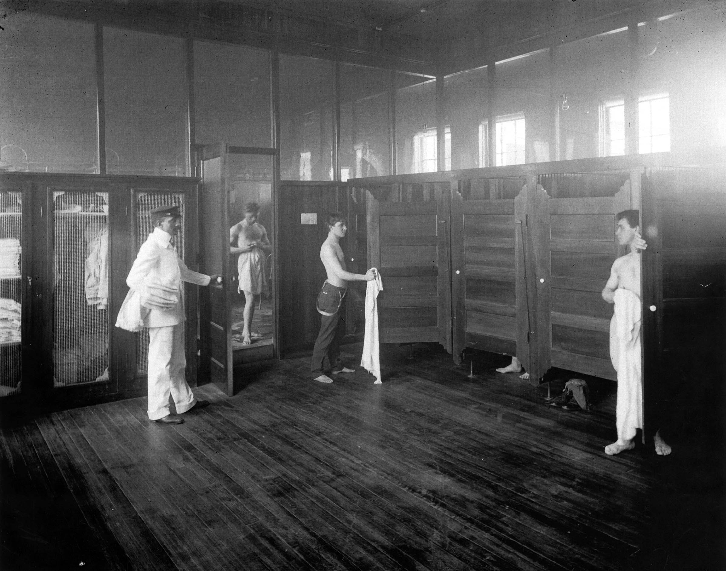 The male employees’ bathroom at the National Cash Register (NCR) Company in Dayton, Ohio, in 1900. The facility was part of NCR’s extensive welfare program, which also included clubs, sports teams, and landscaping of the company grounds.