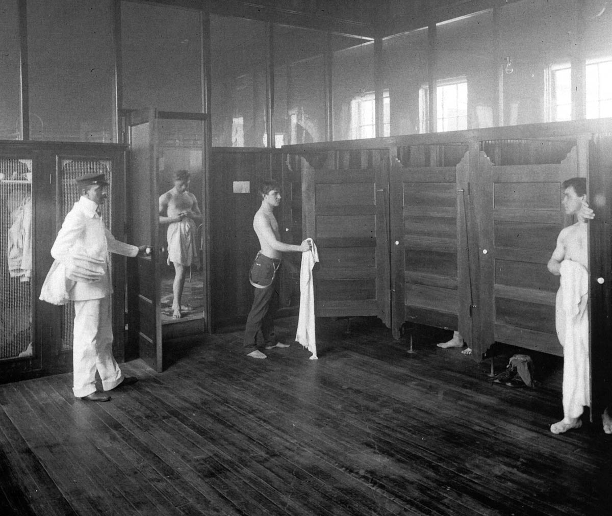 The male employees’ bathroom at the National Cash Register (NCR) Company in Dayton, Ohio, in 1900. The facility was part of NCR’s extensive welfare program, which also included clubs, sports teams, and landscaping of the company grounds.