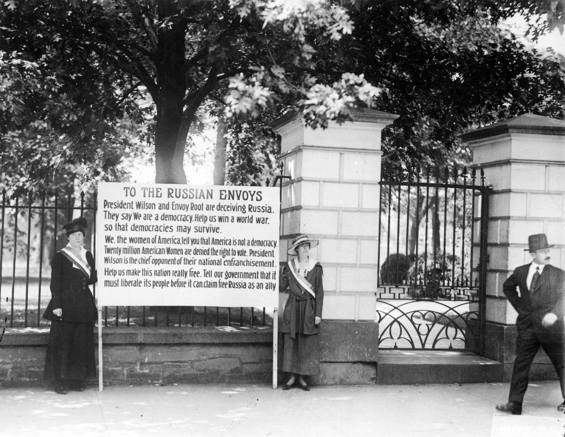 Demonstrators in front of the White House in July 1917 appealed to representatives of the new Russian government to support American woman suffrage as a condition for Russia’s remaining in the Allied camp. The banner roused the ire of patriotic passersby, and soon after this photograph was taken, an angry crowd attacked the suffragists.