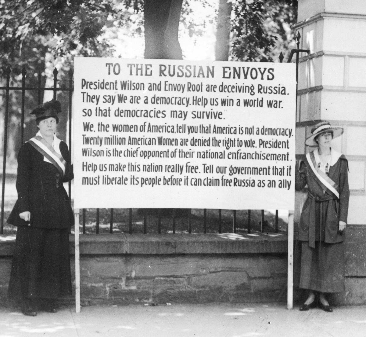 Demonstrators in front of the White House in July 1917 appealed to representatives of the new Russian government to support American woman suffrage as a condition for Russia’s remaining in the Allied camp. The banner roused the ire of patriotic passersby, and soon after this photograph was taken, an angry crowd attacked the suffragists.