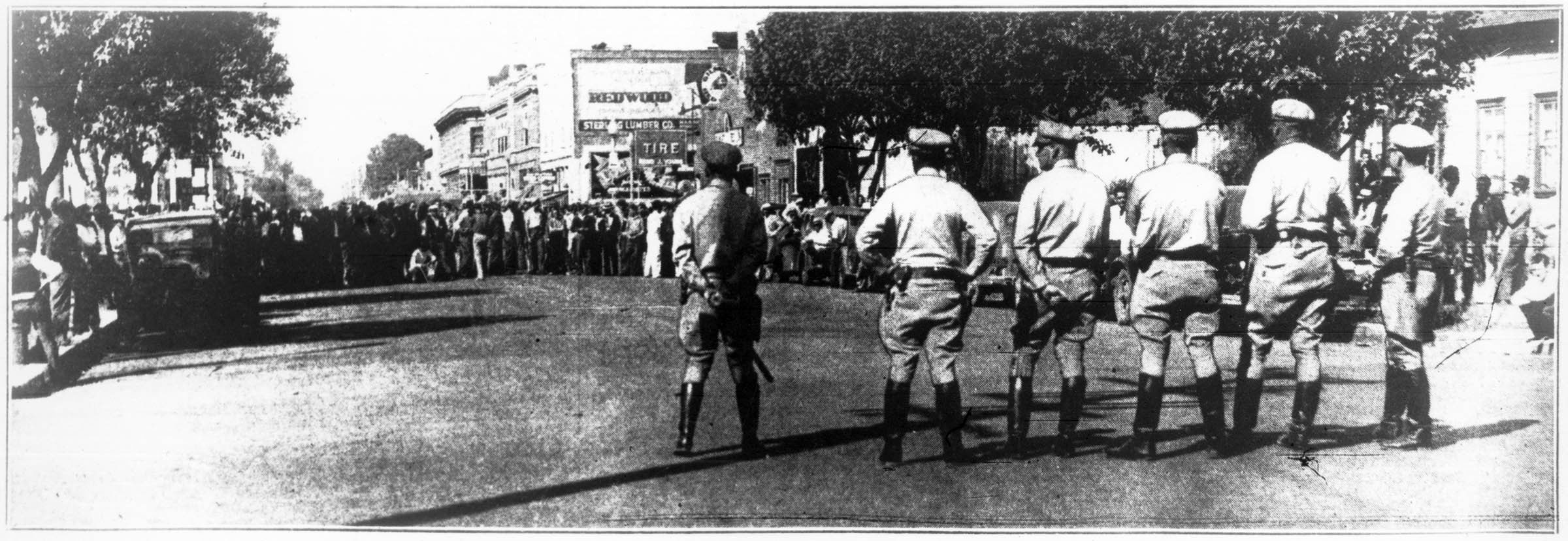 On September 16, 1936, at the height of the Salinas Valley, California, lettuce strike, members of the Fruit and Vegetable Workers’ Union blocked a downtown Salinas street. Their intent was to stop a convoy of trucks carrying produce harvested by strikebreakers. California State Police attacked the strikers shortly after this photo was taken.